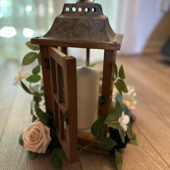 Lantern with Ling’s Moment Flowers - Picture 3 of 3